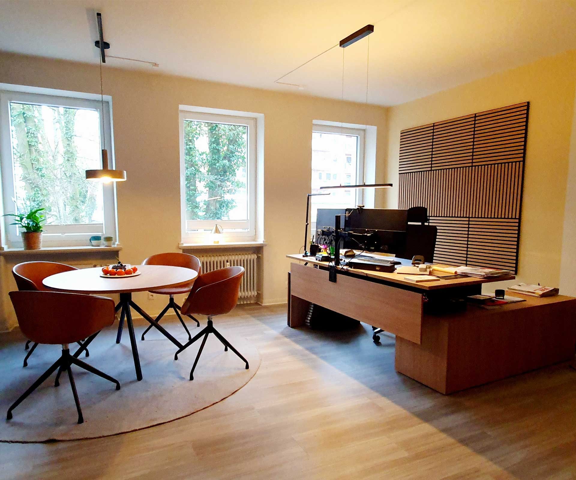 Büro des Steuerbüros mit rundem Sitzbereich